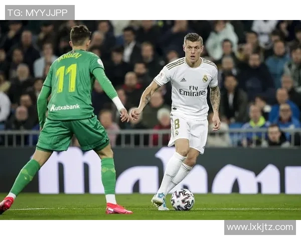 亨克与塞尔塔对决前瞻分析双方阵容状态及战术布置探讨